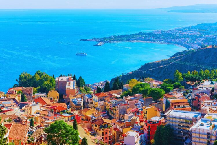 Taormina, la magia della Sicilia tra teatri antichi e spiagge da sogno