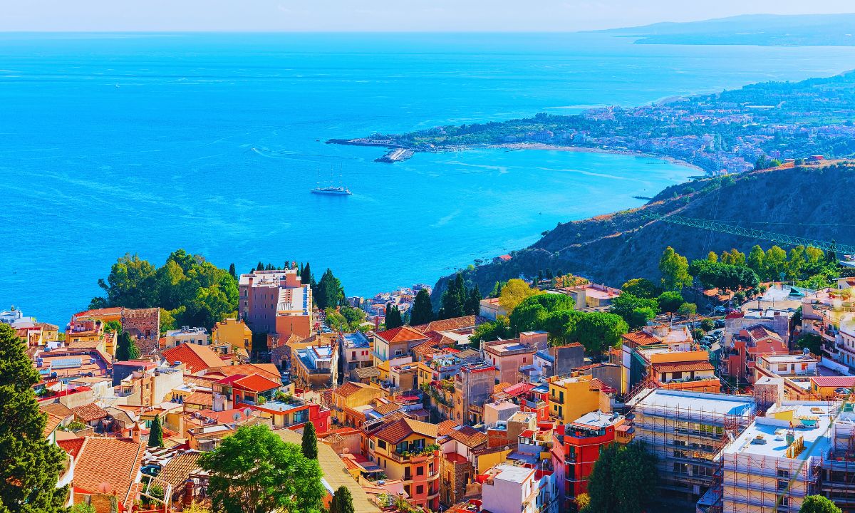Taormina, la magia della Sicilia tra teatri antichi e spiagge da sogno